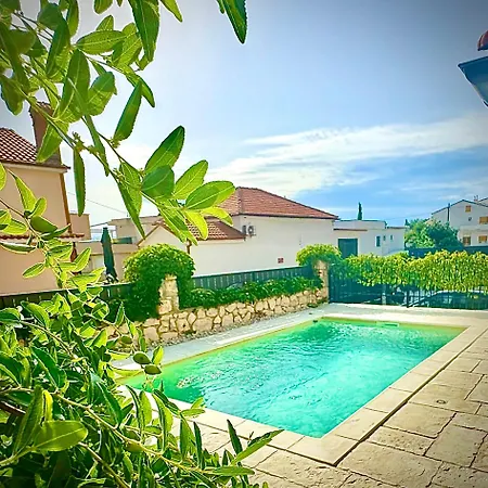 Vintage Dramalj, Pool Self-use דירה